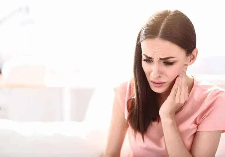 Whiplash & Auto Accidents 6 a woman with jaw pains due to a whiplash injury in Columbus Ohio